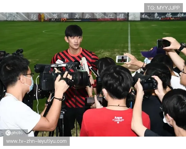 球员赛后接受心理辅导以备下一场重要比赛，运动员赛后心理调整